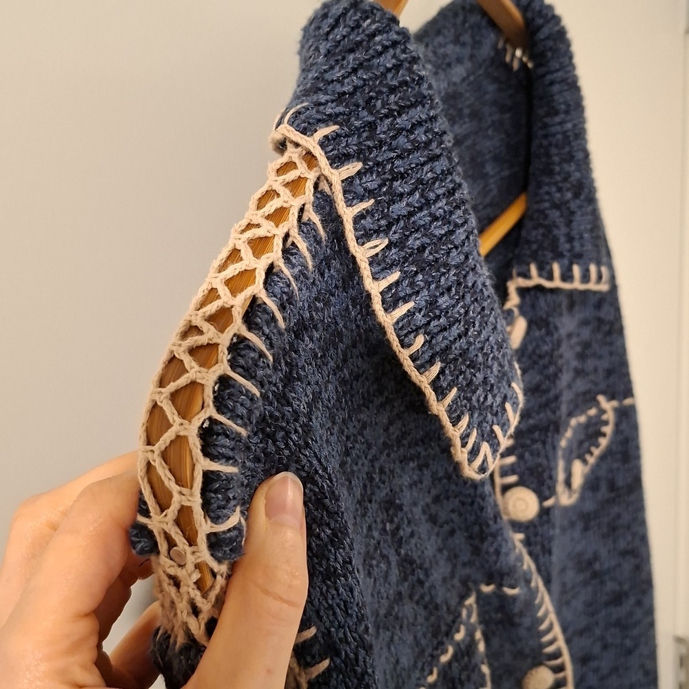 Vintage Blue Polo-neck Cardigan with Cream Crochet & Blanket Stitch (Size S) - Picture 6 of 10